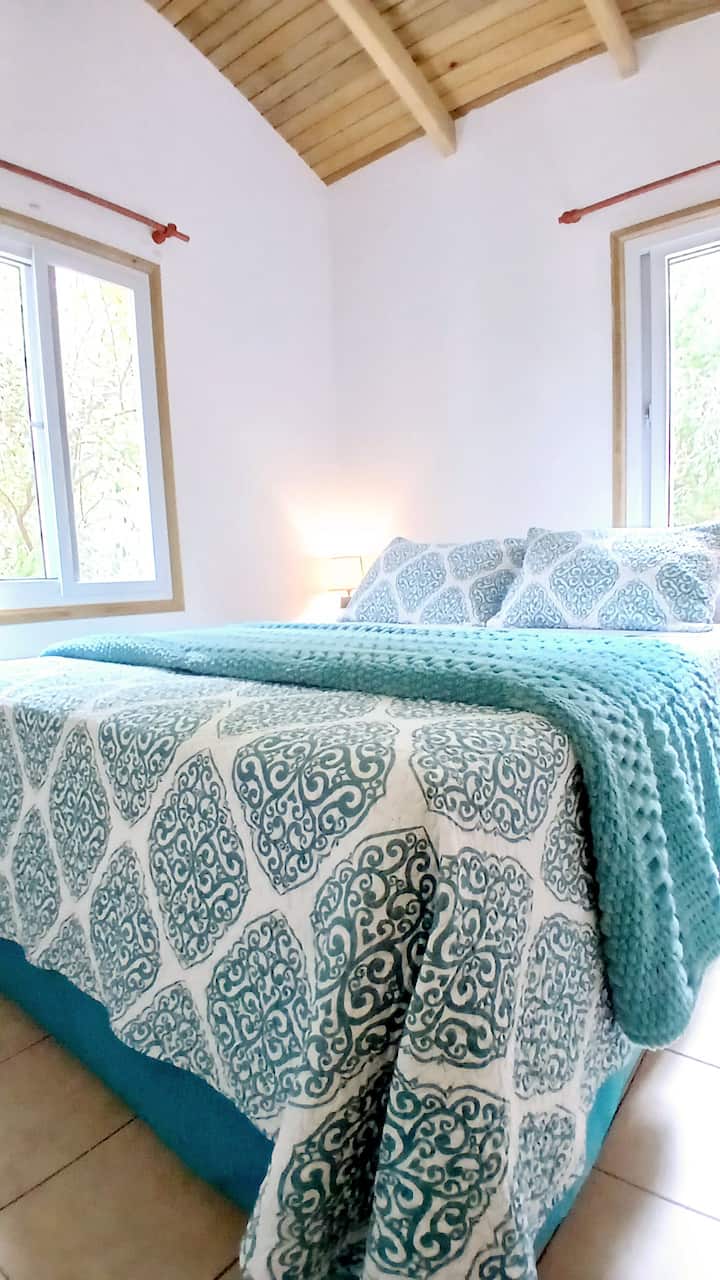 Doppelbett mit Baumwoll- und Mikrofaserlaken für einen erholsamen Schlaf. Es gibt keinen Fernseher im Schlafzimmer, um eine gute Erholung und Kommunikation zu ermöglichen. Unser Ziel ist es, die Verbindung als Paar zu erleichtern.