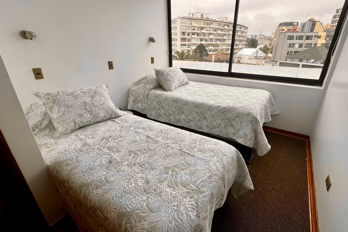 Chumba cha 2 cha kulala, chenye vitanda 2, chenye mraba 1 na kiti 1 na nusu.