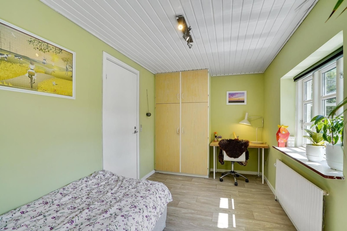 La stanza più piccola con la porta del patio che si affaccia sul giardino recintato. C'è ancora spazio sia per un guardaroba che per un piccolo home office