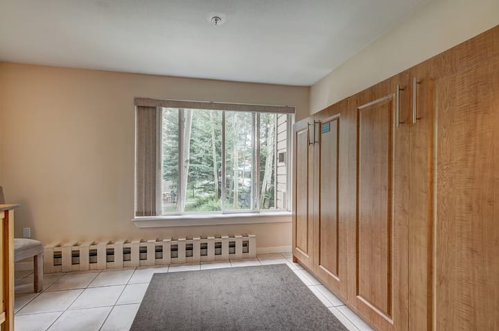 غرفة شمس مع سرير مورفي يمكن أن ينام عليها شخصان، أو يمكن استخدامها كمساحة إضافية.