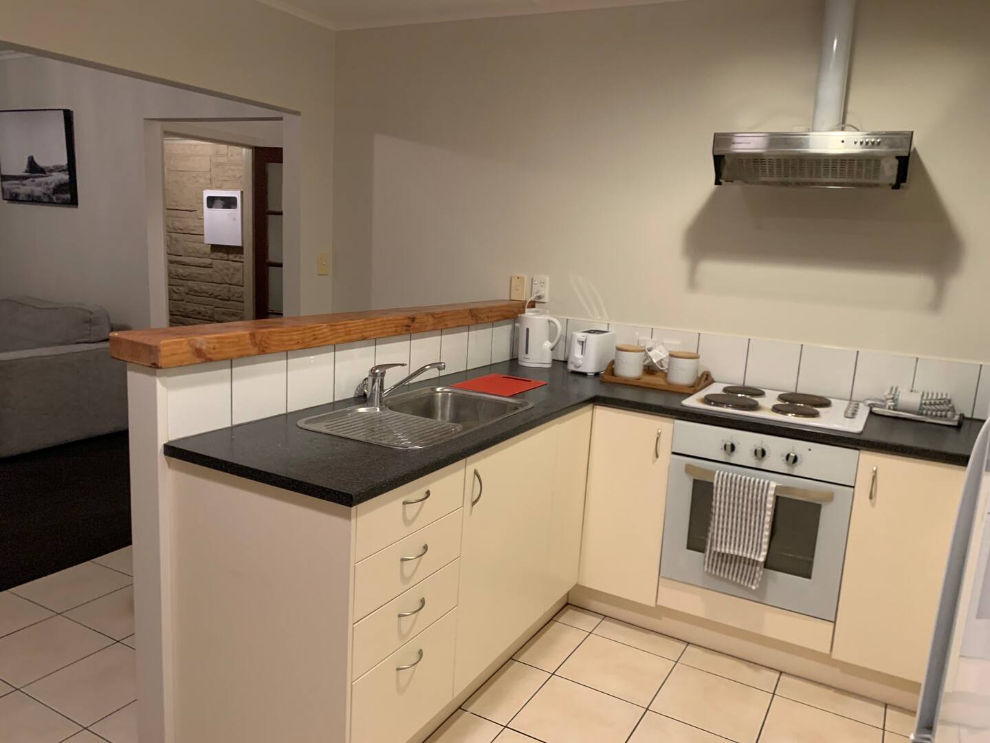Cute 2 Bedroom Home With Garage! 3