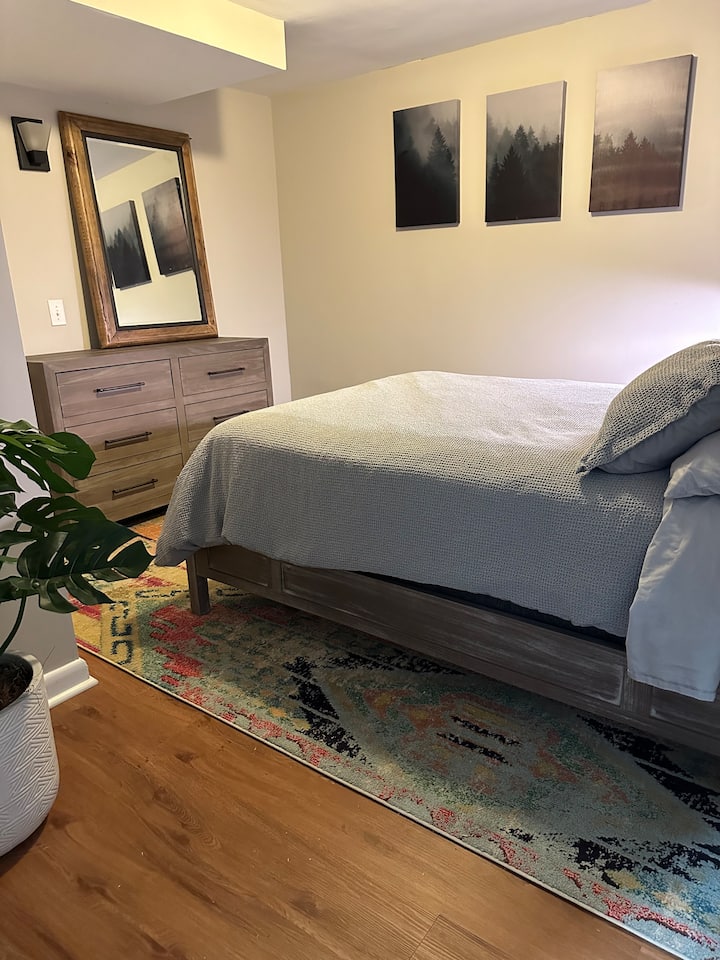 Საძინებელი მდებარეობს ამ ოაზისის კუთხეში, რომელიც გთავაზობთ განმარტოებასა და სიმშვიდეს.  Სრული ზომის ახალი საწოლი, 6 ‑ უჯრიანი კომოდი, ხის იატაკი ლამაზი ზომის კარადათი გთავაზობთ ყველაფერს, რაც გჭირდებათ.