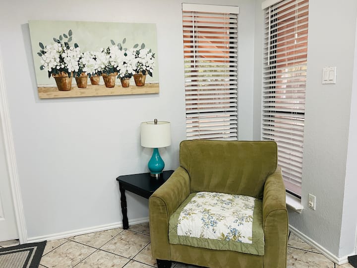 Chic & Cool Br W/closet - Lewisville, TX