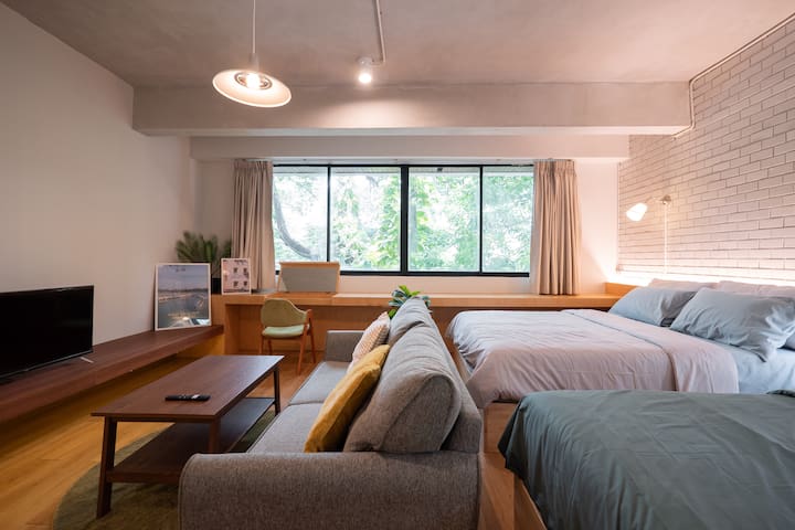 Private Spacious Home-like Setting Heart of City