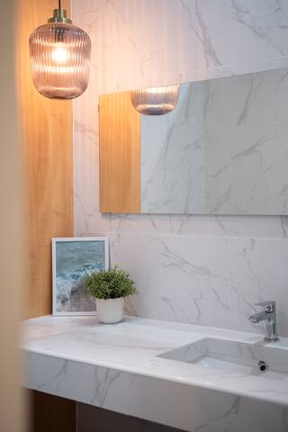 Private Spacious Home-like Setting Heart of City gallery image 3