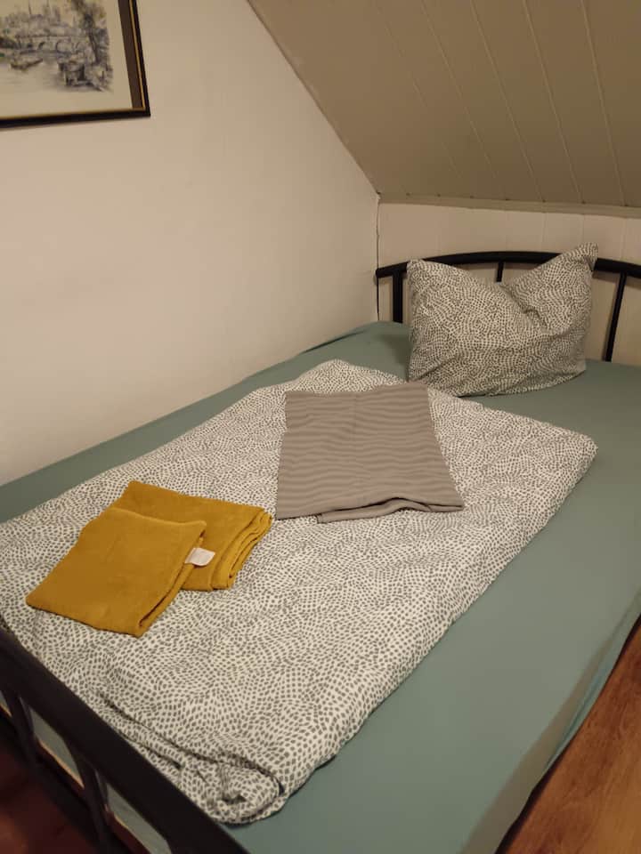 一张140厘米的双人床