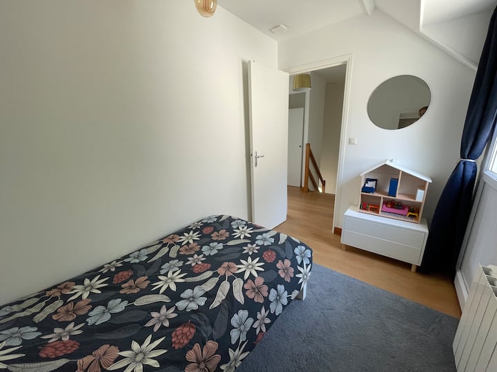 Kitanda cha kawaida cha mtu mmoja 90x190