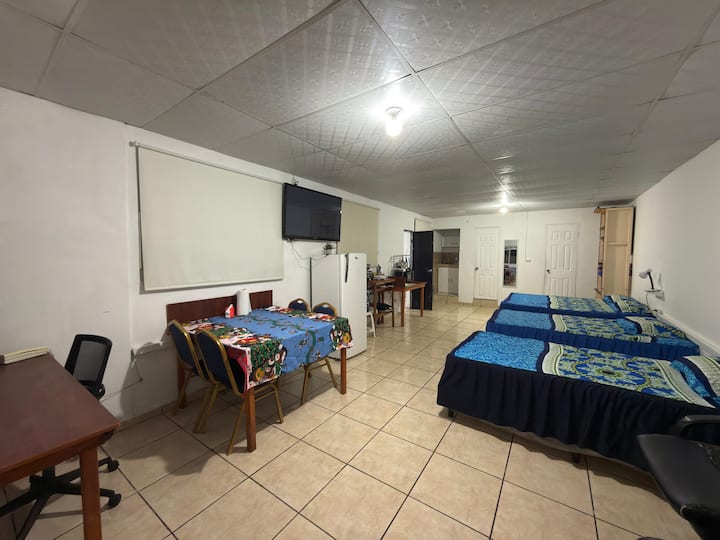 Habitación principal con capcidad de hasta 5 personas, cuenta con salita, comedor, TV, cocinita con utensilios, pantri , refrigeradora, aire acondicionado baños con agua caliente
