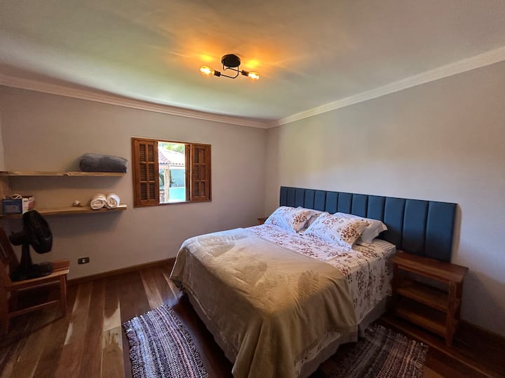 Suite con cama tamaño queen y vista al exterior