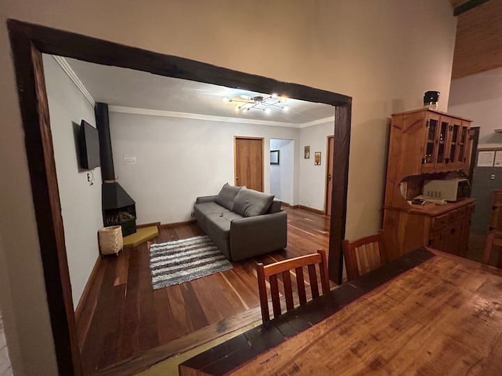 Sala con TV, sofá cama y chimenea