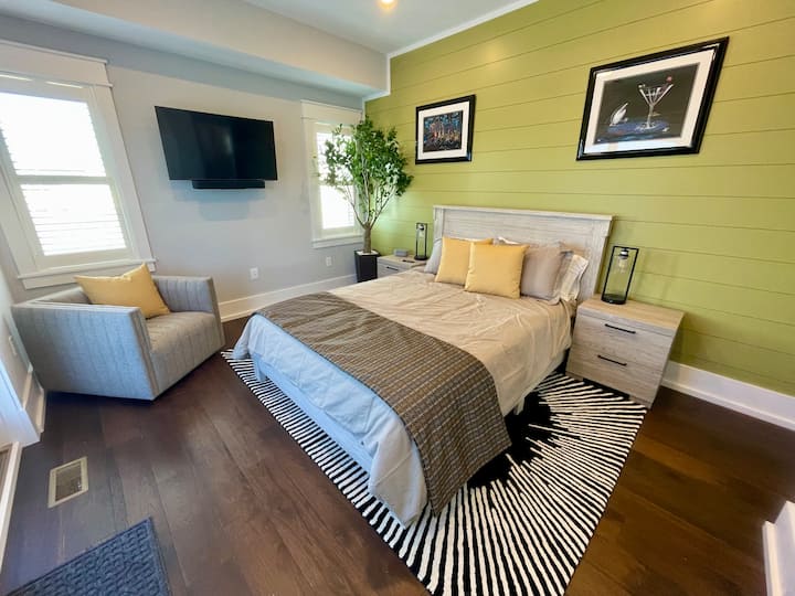 Spavaća soba s bračnim krevetom na 3. katu i pogledom na zaljev, Nora Memory Foam, Samsung Smart TV sa Sonos Surround Sound i glazbenim sustavom!
