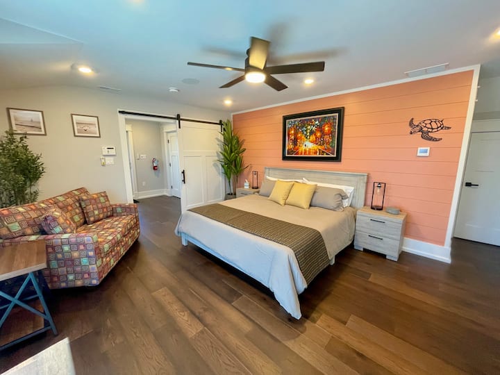 4th Floor Primary King - Private Balcony with Sunrise to Sunset views, Walk-In Wardrobe, Nora Memory Foam, Smart TV with Sonos Surround Sound & Music System, en-suite with Double Vanties,  2 Rain-head Showers, 12 Body-Jets & Bath Tub with a view!