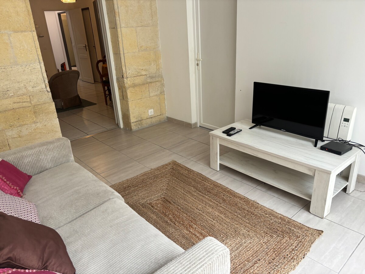 Top Airbnb: Modern 3-room apartment, with terrace near Bordeaux & tram in Villenave D'ornon