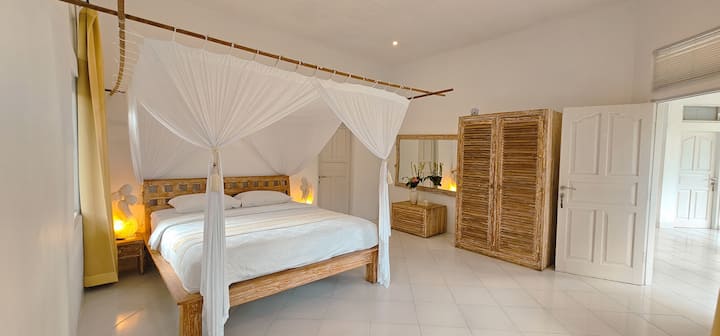 Dormitorio 1 con aire acondicionado y vista al jardín.