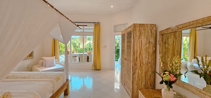 Dormitorio 2 con aire acondicionado y vista a la piscina.