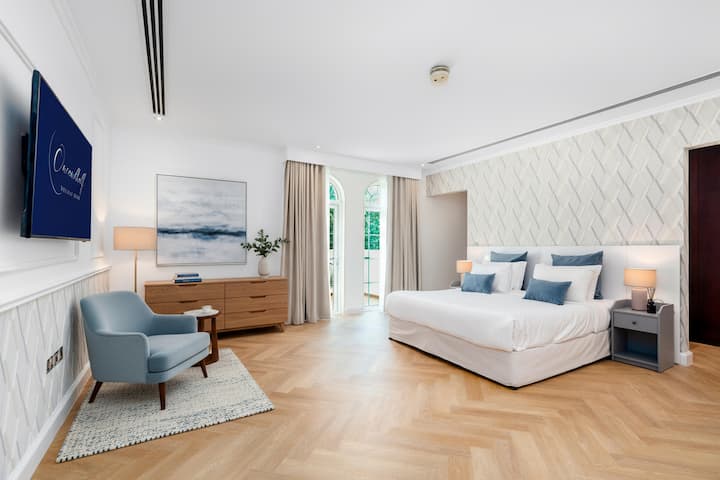 Phòng ngủ villa được chuẩn bị đồng bộ để duy trì chất lượng giữa các booking