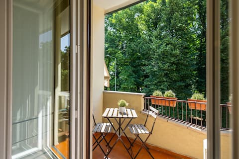 [Facing the Park of Monza-3 people] The house in the park