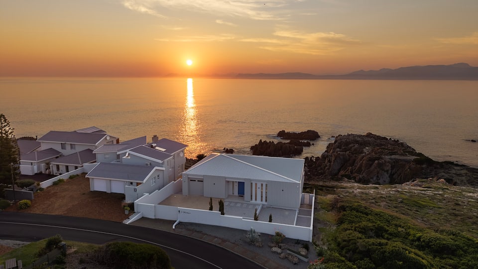 A white villa above Walker Bay's whale coast, De Kelders, Western Cape, South Africa, photo 5 of 10