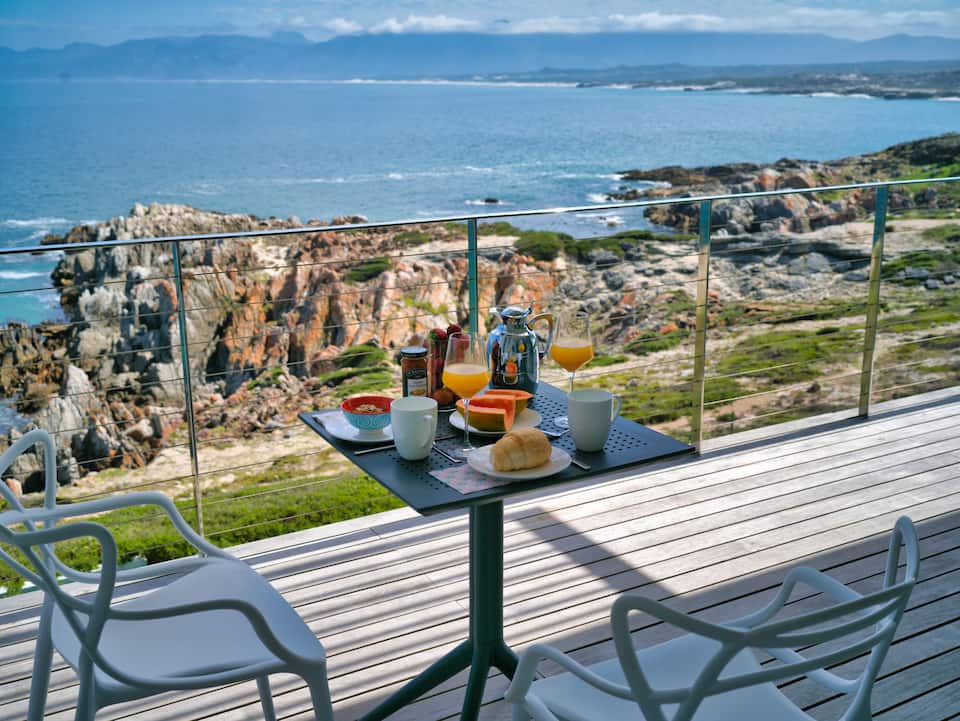 A white villa above Walker Bay's whale coast, De Kelders, Western Cape, South Africa, photo 1 of 10