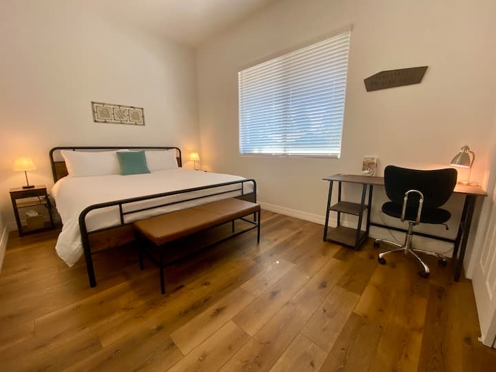 Spálňa č.2 s pracovným priestorom a čalúnenou koženou lavicou