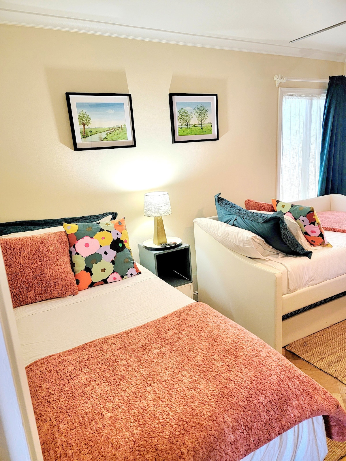 בחדר שינה מס '3 יש 3 מיטות נפרדות.
פרטי לאורחים בלבד.