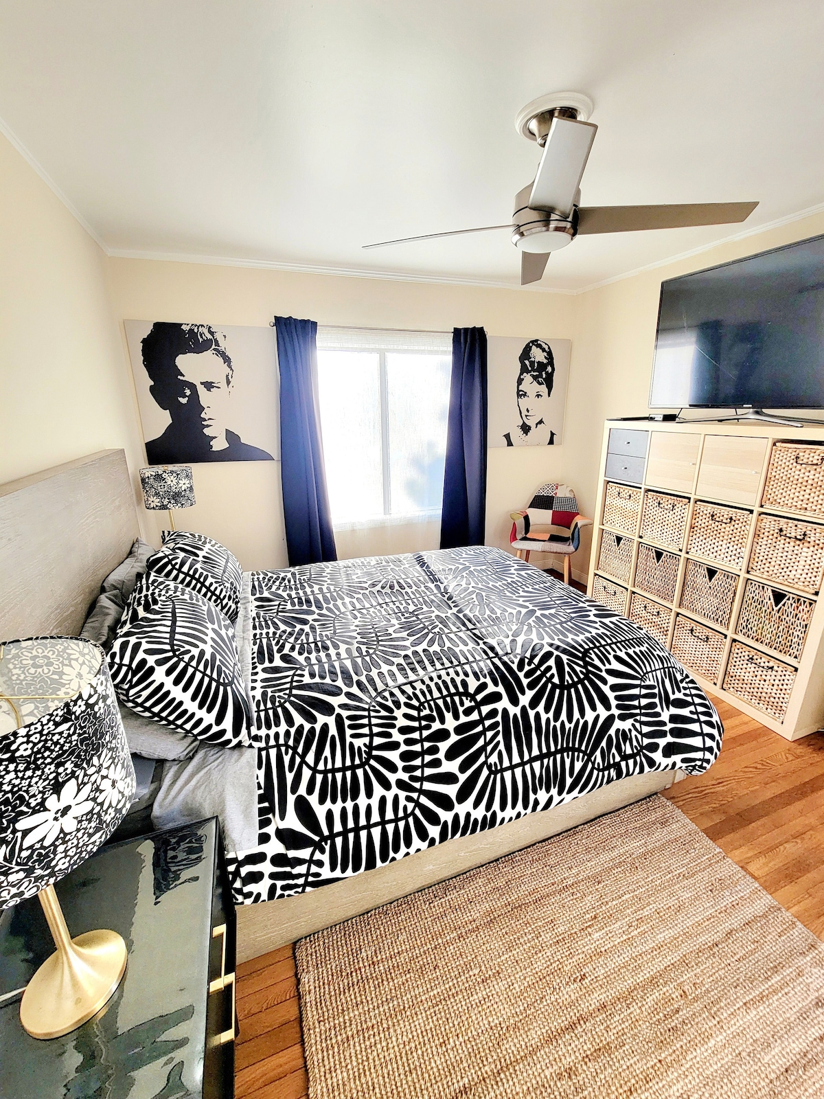 בחדר שינה מס '2 יש מיטת קווין סייז.
פרטי לאורחים בלבד.