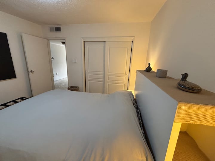 Брачен кревет и голем плакар. 