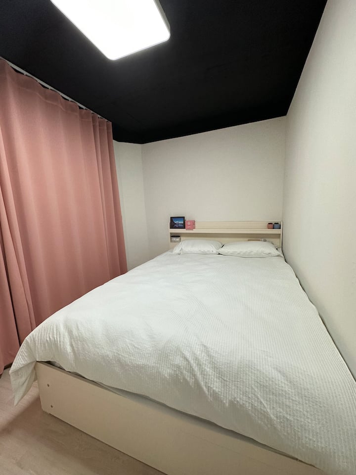 Ოთახი 2
Საწოლი ორადგილიანი კუთხით
Ბატის ბუმბულის ბალიში
Ბამბის საბანი