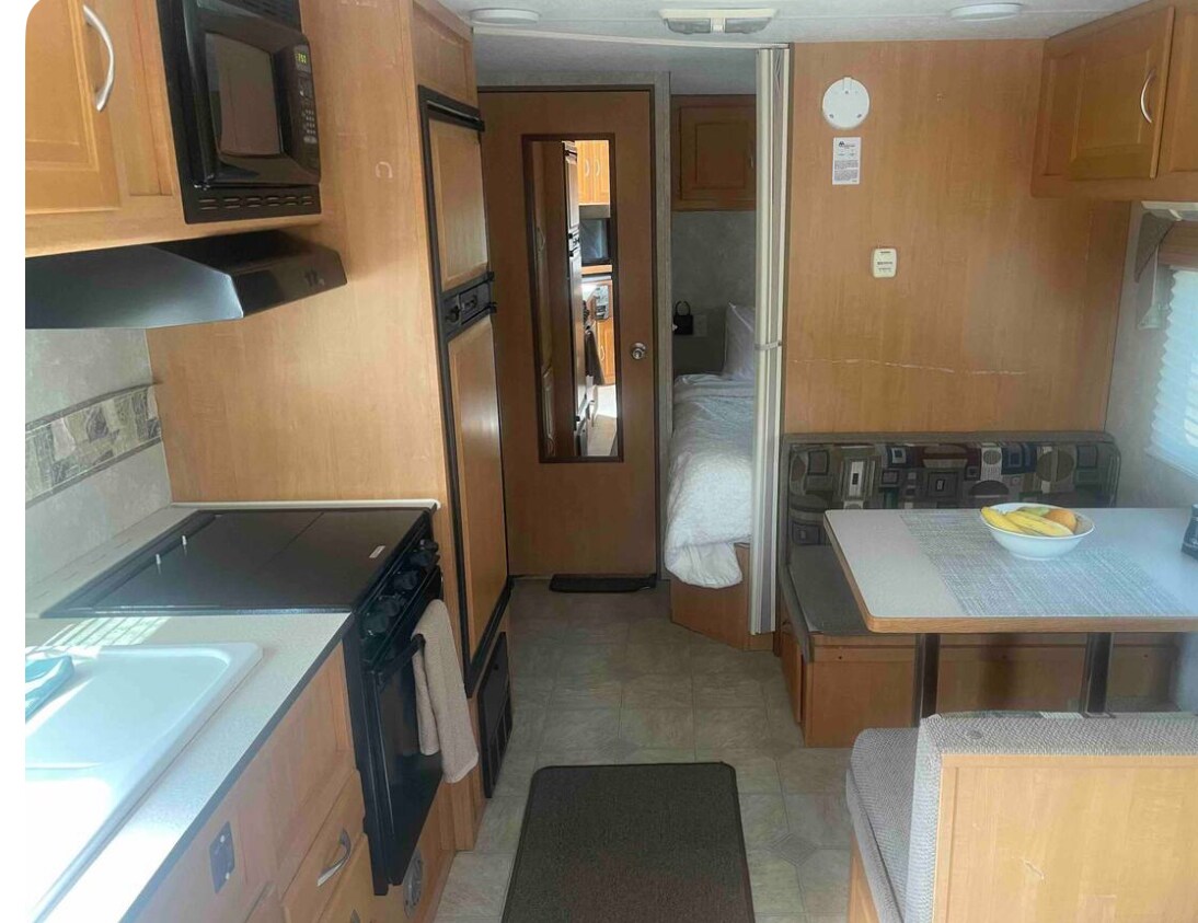 Popular Airbnb listing: cozy travel trailer fully equipped + Pool and spa in East San Gabriel
