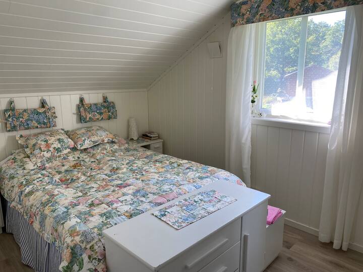 Dhoma e gjumit 2, kati i parë.
Krevat 150 cm gjerësi.