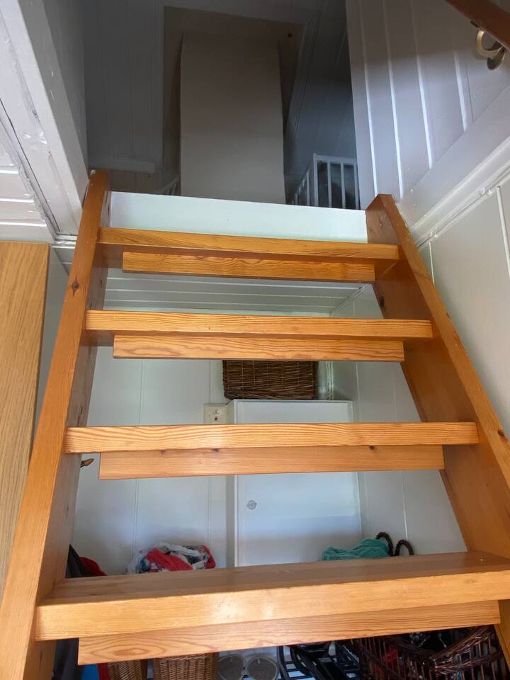 Nga hyrja në katin e parë deri në loft me 3 krevate tek.
Shkallët e disponueshme.