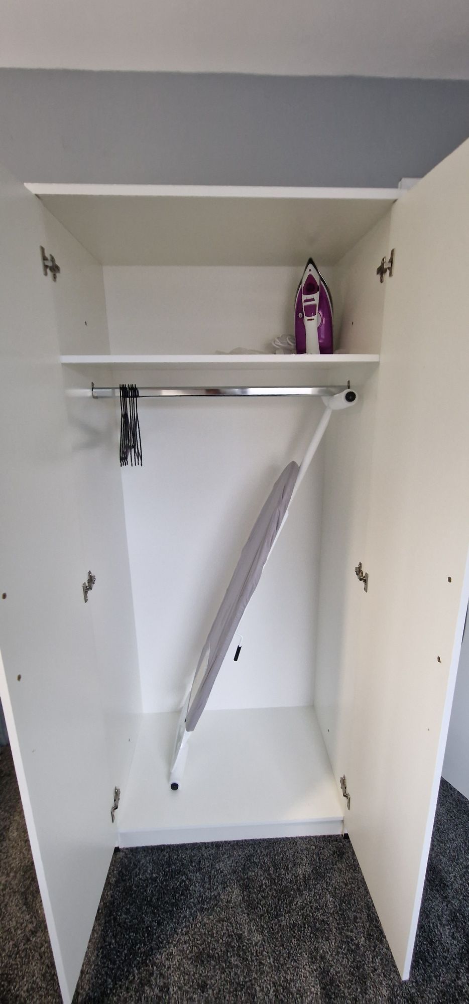 Ютия и ютия в основния гардероб в спалнята