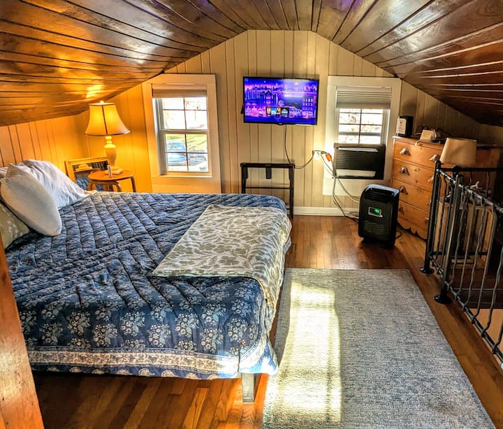 تحتوي غرفة النوم الرئيسية على سرير مريح بحجم كينغ وطاولة صغيرة على كل جانب من جوانب السرير. ملاحظة: يبلغ السقف 6 أقدام في أعلى نقطة 