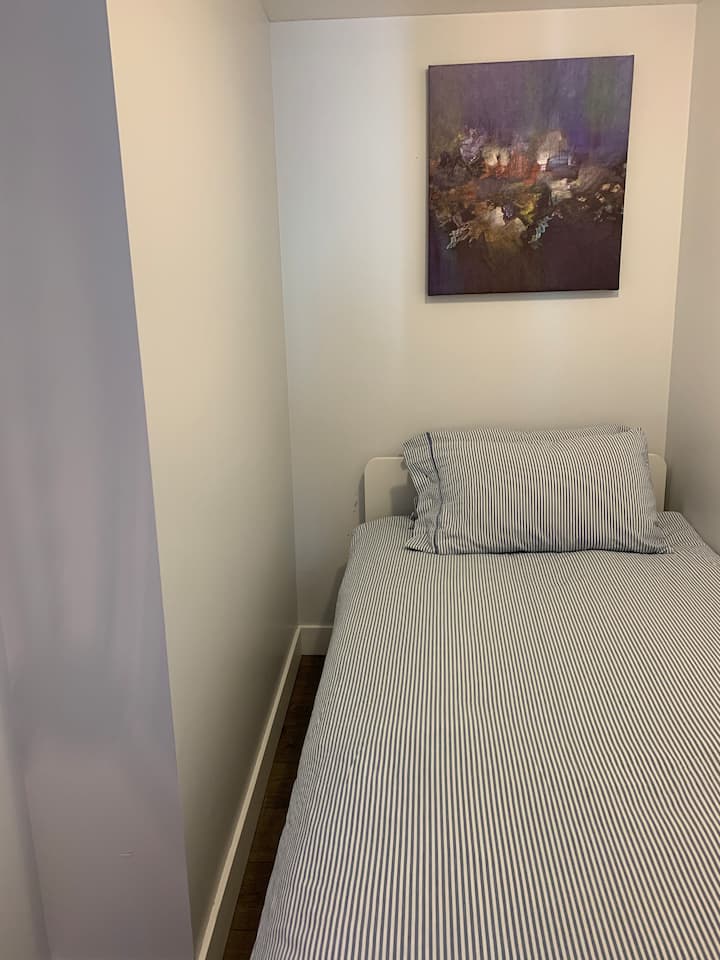 Den, kitanda chenye ukubwa wa mapacha 