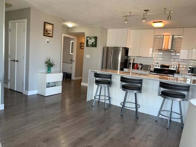 Amazing Views, DT, 2BR+DEN/ParkingPoolGym/Location gallery image 3