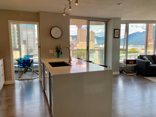 Amazing Views, DT, 2BR+DEN/ParkingPoolGym/Location gallery image 2