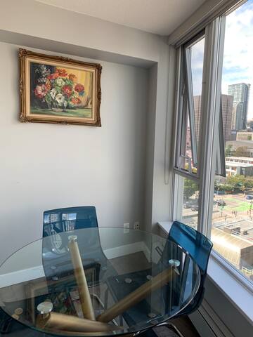 Amazing Views, DT, 2BR+DEN/ParkingPoolGym/Location gallery image 4