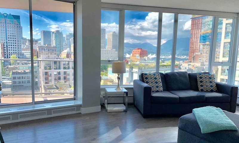 Amazing Views, DT, 2BR+DEN/ParkingPoolGym/Location