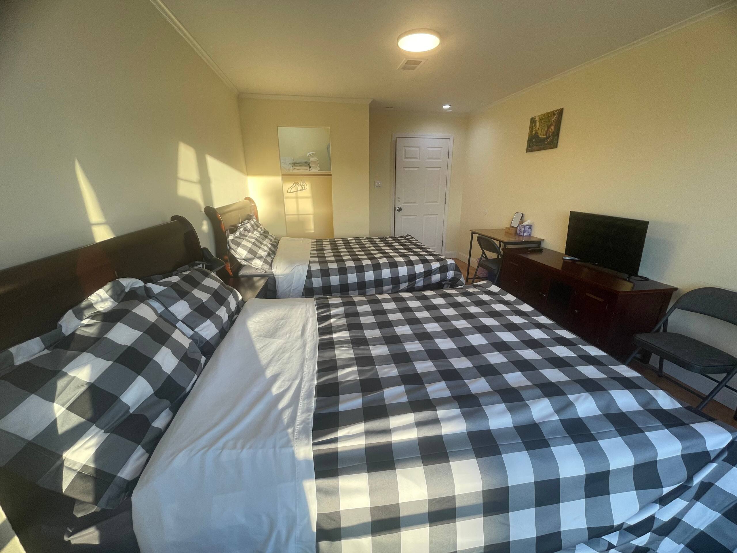 Villa in San Francisco · ★4.75 · 1 bedroom · 2 beds · Shared half-bath - Image 10