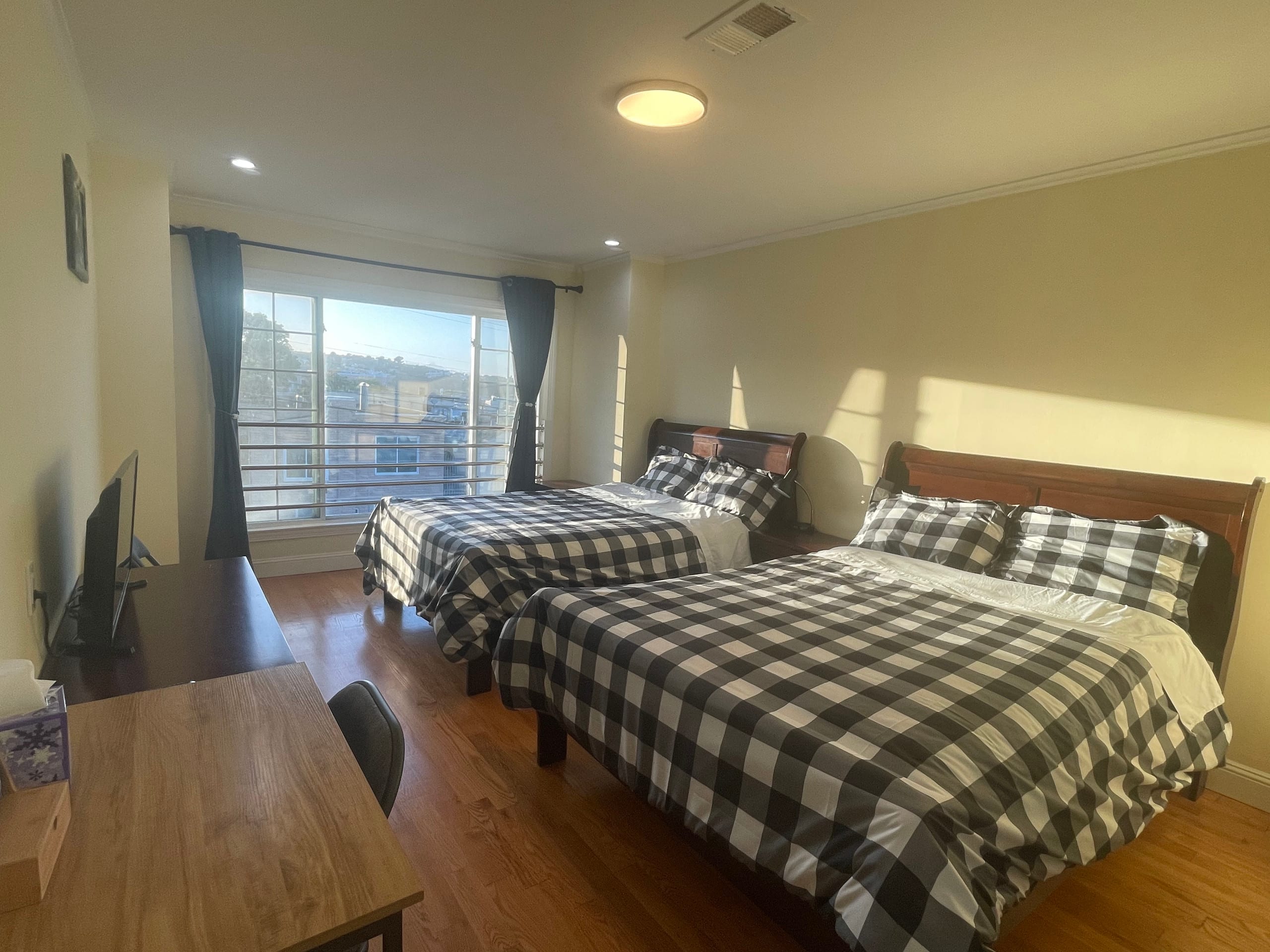 Villa in San Francisco · ★4.75 · 1 bedroom · 2 beds · Shared half-bath - Image 8