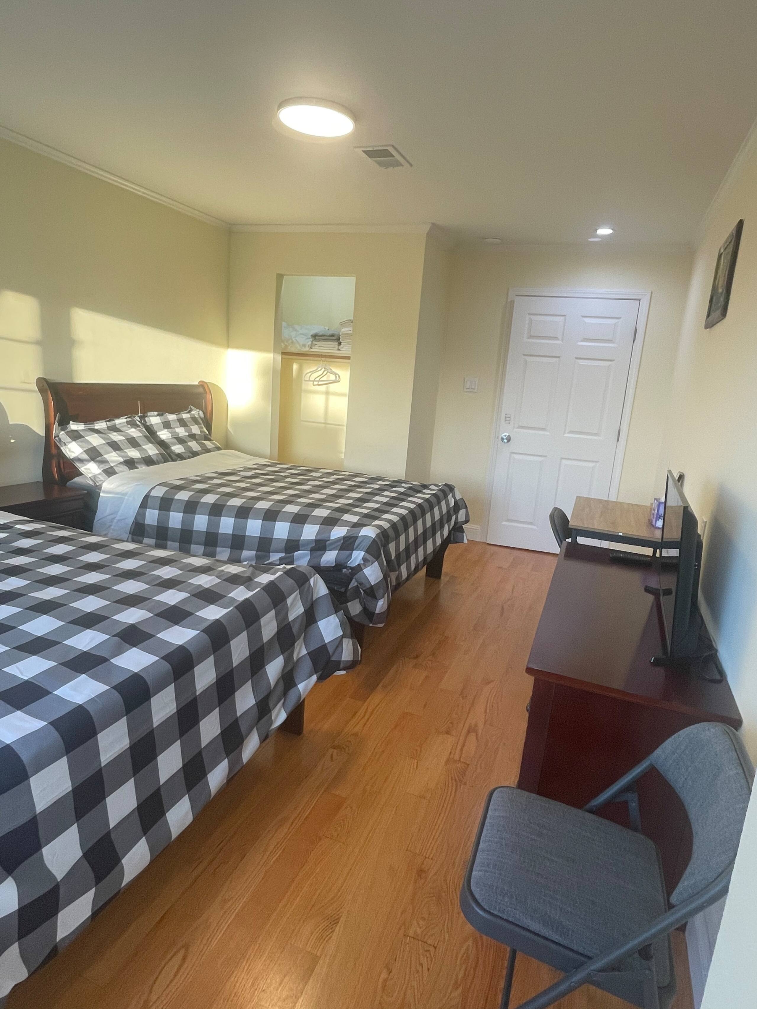Villa in San Francisco · ★4.75 · 1 bedroom · 2 beds · Shared half-bath - Image 9