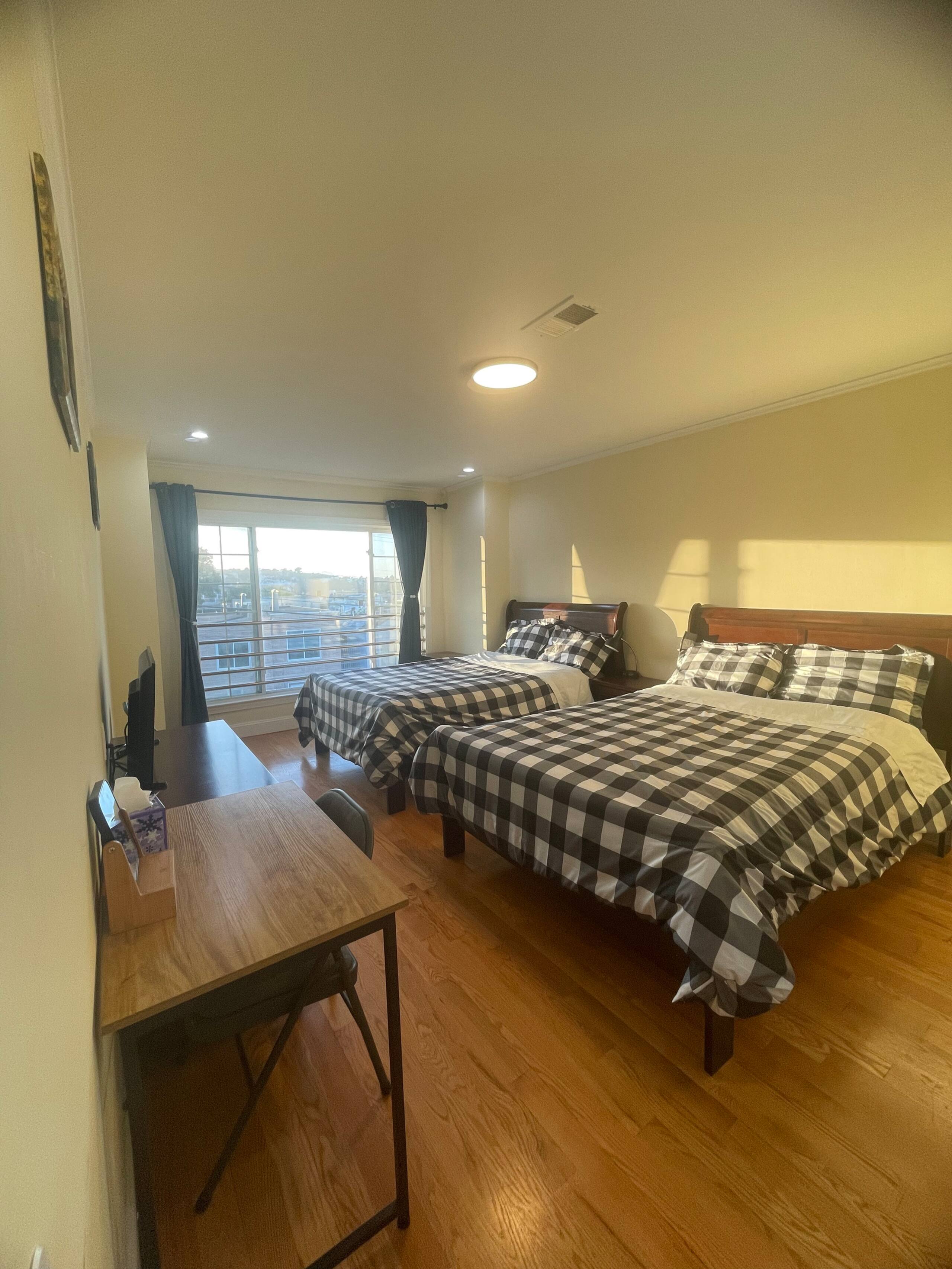 Villa in San Francisco · ★4.75 · 1 bedroom · 2 beds · Shared half-bath - Image 14
