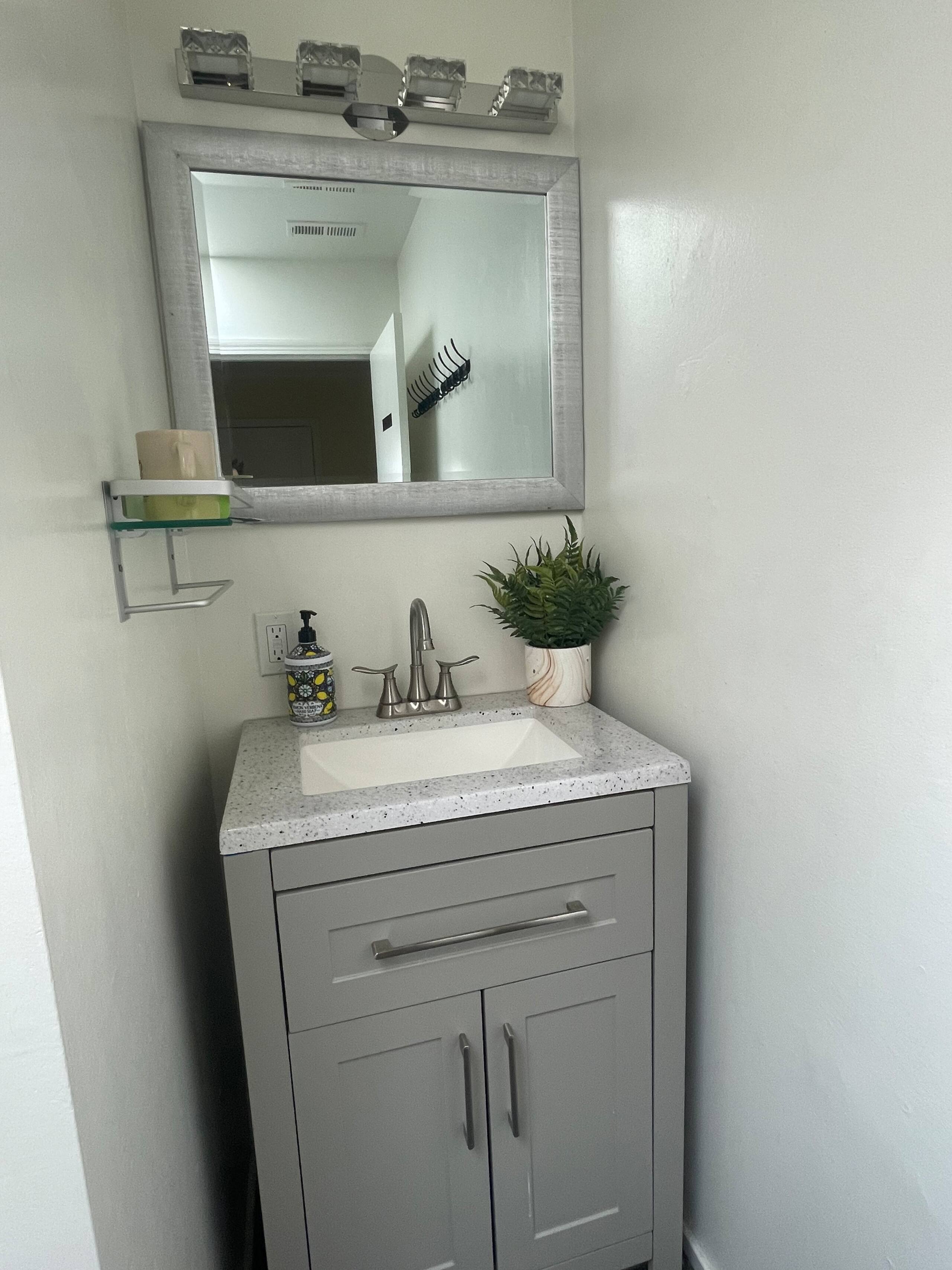 Villa in San Francisco · ★4.75 · 1 bedroom · 2 beds · Shared half-bath - Image 16