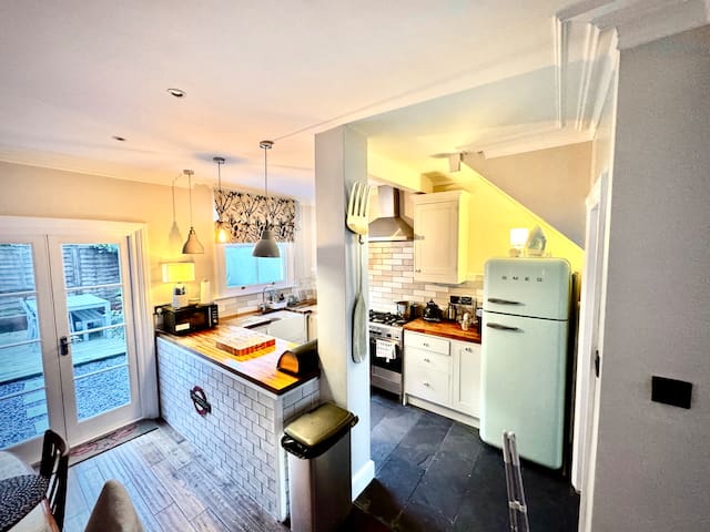 Shepherds Bush. W12. Magical place near Westfield.