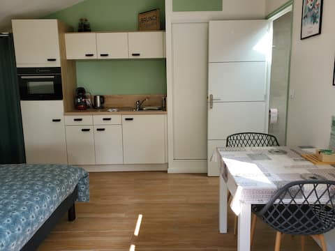 Top Airbnb: A studio by the water in Cholet