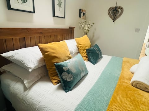 Couples Retreat | Log Burner |Trails & Village Pub