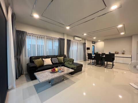 Bangna villa, modern minimalist two-story villa, 4 bedrooms, 4 bathrooms, airport pick-up and drop-o