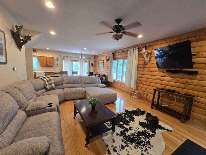 Scenic Valley Lodge- Hot Tub & Pool! - Iowa