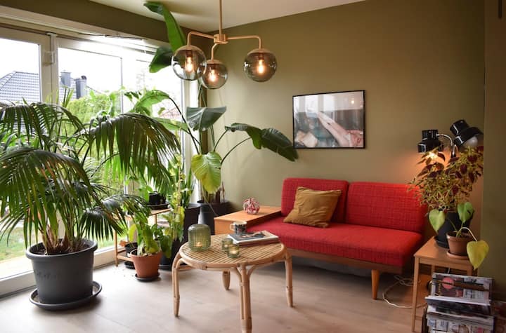 גינת החורף מוארת ופתוחה, ניתן לפתוח את מיטת היום למיטה (כ -90x200 ס"מ). ניתן לפתוח את כל קיר החלון לגינה.