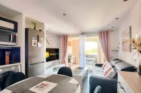 Top Airbnb: Pont Royal Estate Apartment in Mallemort